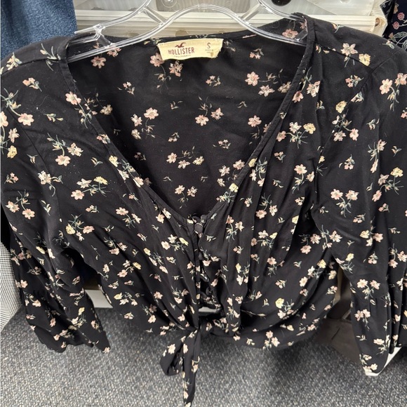 Hollister Tops - Hollister floral top S // 101603